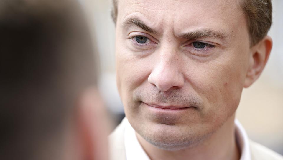 Formand for Dansk Folkeparti Morten Messerschmidt kan nu være vidne til, at flere medlemmer af endnu en lokalbestyrelse siger farvel til partiet og retter kritik af ham. <i>Philip Davali/Ritzau Scanpix</i>