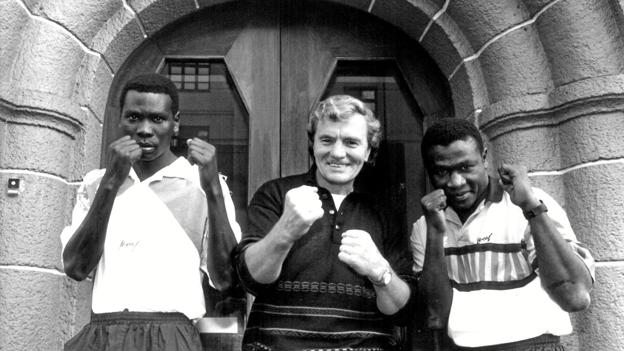Jens Jørgen Voldby (i midten) var i mange år formand for bokseklubben IK Sparta og tegnede klubben udadtil. <i>Arkivfoto: Henrik Bo</i>