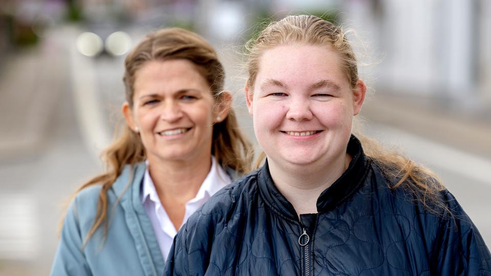 Anne Katrine Thusgaard har fået hjælp til at tackle sin spiseforstyrrelse af Stinne Pauls (i baggrunden) fra Mariagerfjord Kommune. - Jeg er blevet en gladere person, siger hun. <i>Foto: Lars Pauli</i>