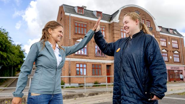 Madmentor Stinne Pauls og Anne Katrine har kørt parløb i tre år. Anne Katrine har i mange år haft et problematisk forhold til mad. Enten sultede hun sig, eller også overspiste hun. <i>Foto: Lars Pauli</i>