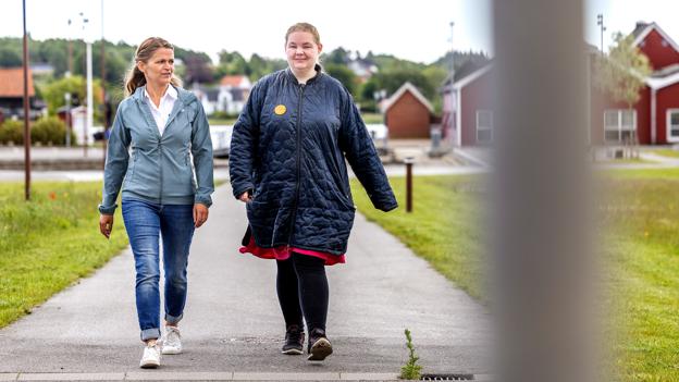 Stinne Pauls og Anne Katrine kan godt lide at gå, mens de snakker. <i>Foto: Lars Pauli</i>