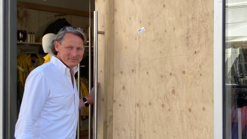 Peer Buch Sørensen ejer dametøjsforretningen Knud E, der fører mange dyre kvalitetsmærker. Han har ved de to indbrud mistet mange af de jakker, som koster fra 2500 kroner og opefter. Foto: Marianne Isen <i>Foto: Marianne Isen</i>