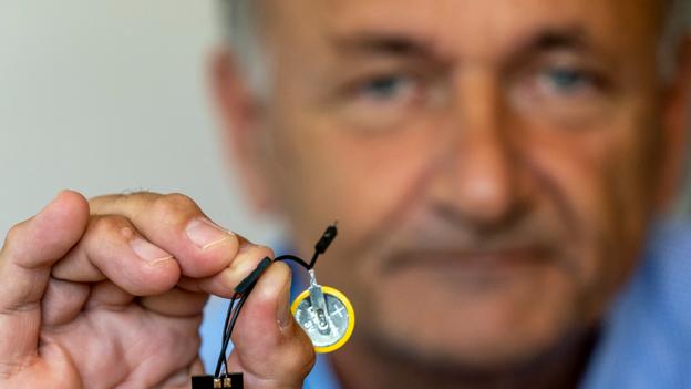 Det er denne chip, der sidder i plastret. <i>Foto: Martél Andersen</i>
