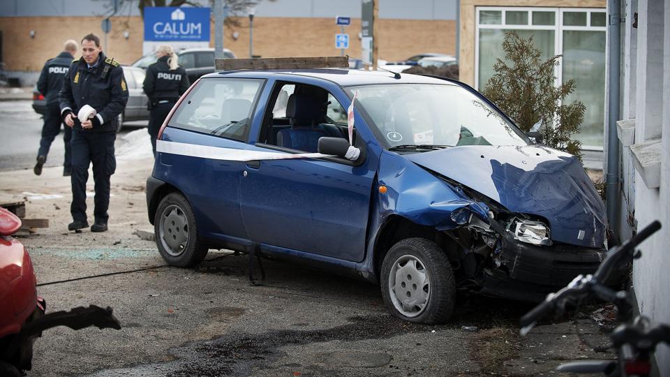 Bilen fik gevaldige buler, da den ramte huset. Foto: Claus Søndberg <i>Lars Pauli</i>