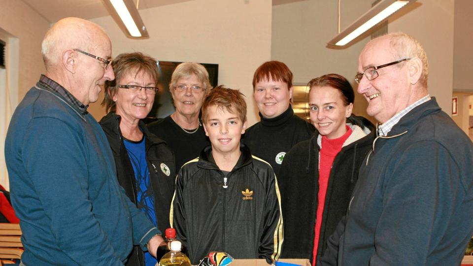 Fra uddelingen af julehjælp ses fra venstre Arne Thomsen, Herdis Brix, Lene Andersen, alle Dansk Folkehjælp Vesthimmerland, 13-årige Kevin Bentzen Kristensen, Helle J. Jensen, Dansk Folkehjælp Vesthimmerland, kevins mor, Laila Kristine Bach Laursen,Aars, og Tage Møller Dansk Folkehjælp Vesthimmerland.