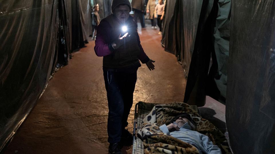 Der befinder sig hundredvis af civile i bunkere ved kemikaliefabrikken Azot i Sjevjerodonetsk. Rusland foreslår at lave en humanitær korridor for at få dem væk fra kampene i området. (Arkivfoto). <i>Marko Djurica/Reuters</i>