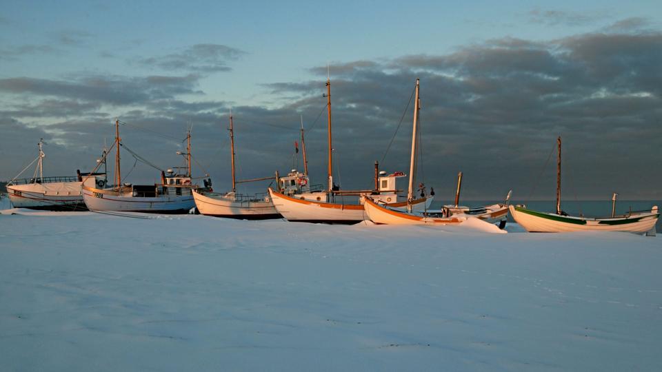 Lige nu ligger bådene stille på Slettestrand. Foto: Kirsten Monrad Hansen