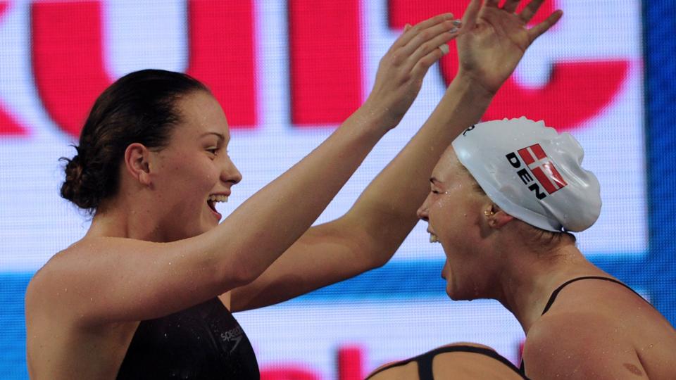 Mie Ø. Nielsen (tv) kunne lørdag aften hænge endnu en VM-medalje om halsen, da de fire danske piger vandt bronze i 4 x 100 meter fri holdkap.Foto: Scanpix <i>Scanpix Denmark</i>