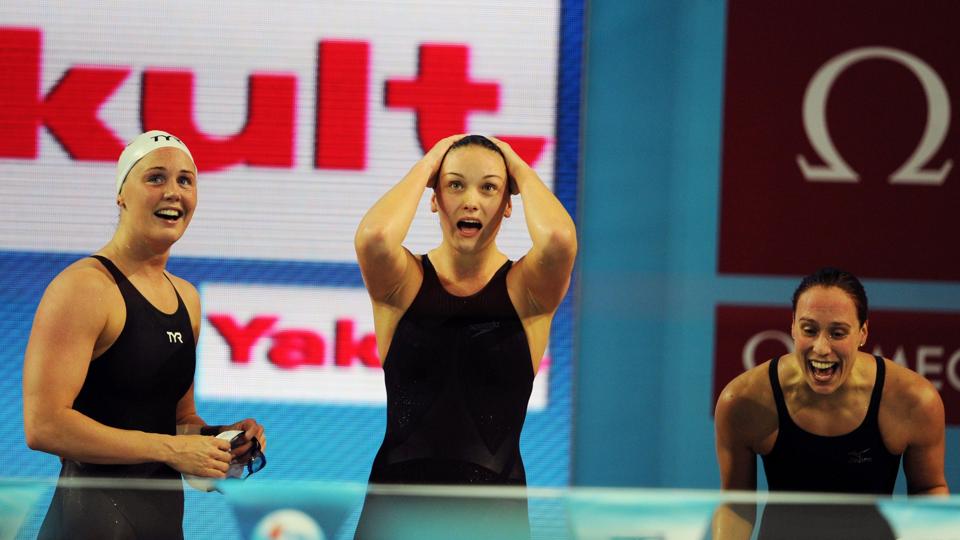 Mie Ø. Nielsen (i midten) kom lørdag morgen i semifinalen i 50 meter ryg. Her reagerer hun efter stafetguldet fredag aften. Foto: Scanpix <i>Scanpix Denmark</i>