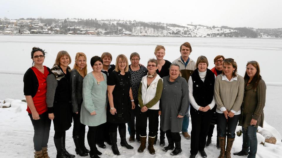 Rengøringsteknikerne er bagest fra venstre Anna Marie Peis Andersen, Sinna Birgit Nielsen, Helene Vestergaard Andersen, Torben Asbjørn Andersen og dansklærer Trine Kirkegaard. Forrest fra venstre ses Senada Besic, faglærer Helle Færch Ussing, Lone Benedikte Nielsen, Ulla Jensen, Britta Kristina Høgh, Lisbeth Nielsen, Helle Elisabeth Leth, Gitte Nikolajsen, Jonna Hammer Sørensen og faglærer Leila Holmgaard. Fraværende var Tina Grøndahl Christensen. Foto: Jørgen Bak Rasmussen