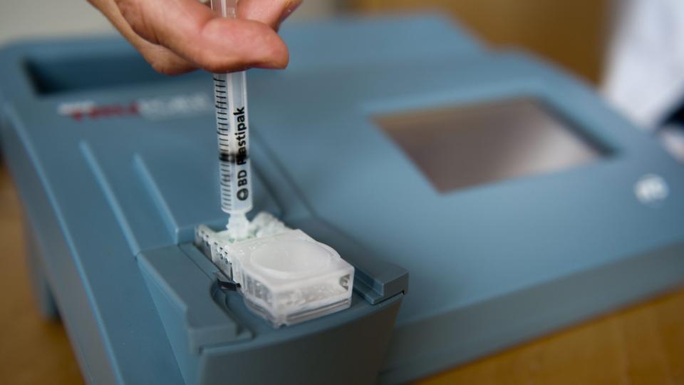 Et transportabelt analyseapparat gør det muligt for lungesygeplejerskerne fra Sygehus Thy-Mors at tage blodprøver og få dem analyseret ude i folks hjem. Derved spares mange r. Arkivfoto <i>Foto: Diana Holm</i>