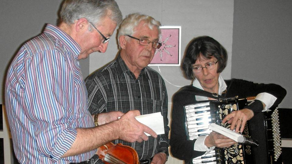 Formand Aage Laustsen (tv) fra Aars fik overrakt DGI´s sølvnål for 10 års tjeneste i bestyrelsen. He ri selskab med musikerne Erling Bisgaard og Edith Pedersen, der også står for musikken til folkedansen i Kig Ind efter nytår. Privatfoto