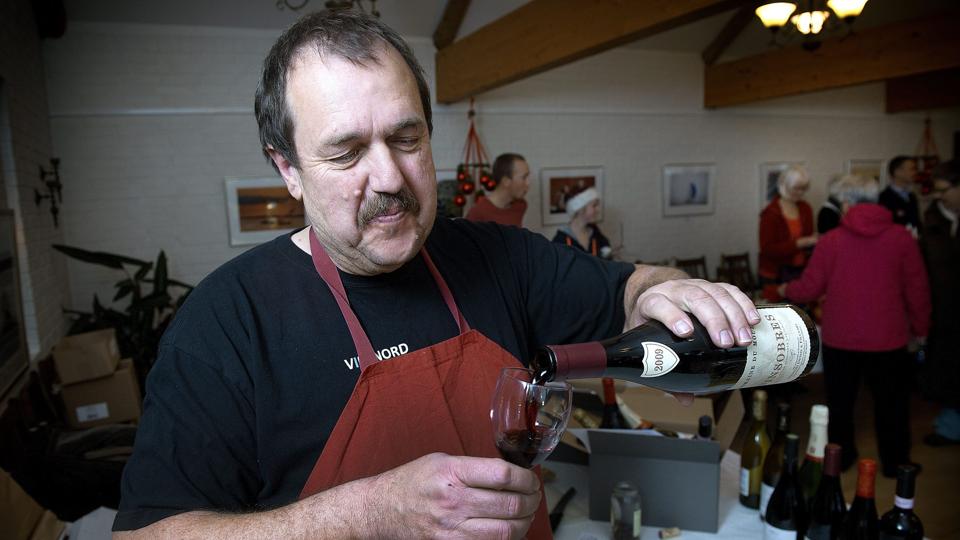 Keld Schumann skænkede smagsprøver på sine vine. <i>Lars Pauli</i>