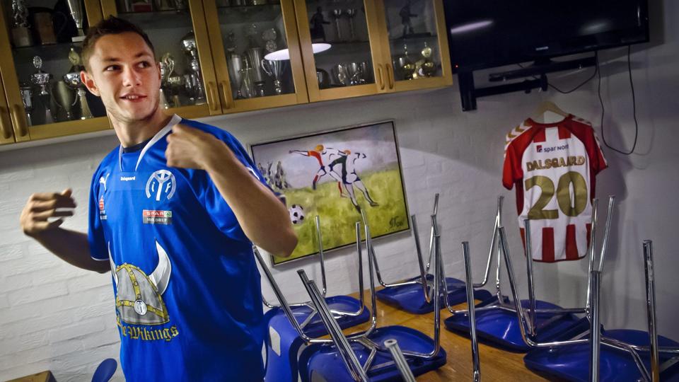 Henrik Dalsgaard promenerer i Møldrup Tostrup-trøjen. Bagved hænger hans nye trøje i AaB.
Foto: Martin Damgård