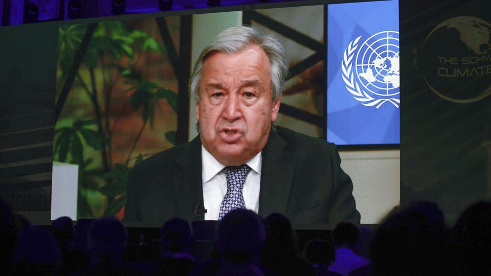 FN's generalsekretær, António Guterres, advarer om, at der i stigende grad foretages investeringer i kul, olie og gas, hvilket er undergravende for kampen mod klimaforandringer. Han siger, at der er tale om farlige "vrangforestillinger". <i>Theresa Wey/Ritzau Scanpix</i>