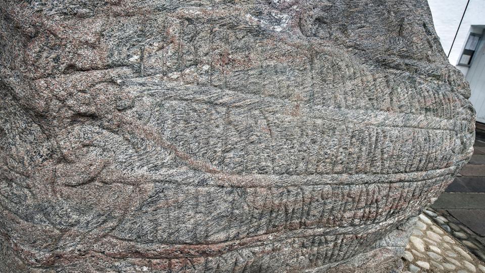 Jellingstenene er nok de to mest kendte runesten i Danmark. En runesten, der er fundet i Randers, kan være en af landets ældste og yderst sjælden. Det kræver flere undersøgelser at afgøre, oplyser Nationalmuseet. (Arkivfoto). <i>Henning Bagger/Ritzau Scanpix</i>