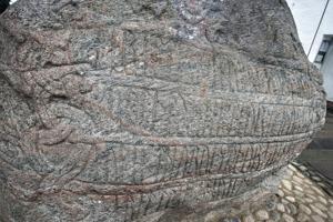 Runesten fundet under køkkengulv kan være blandt landets ældste