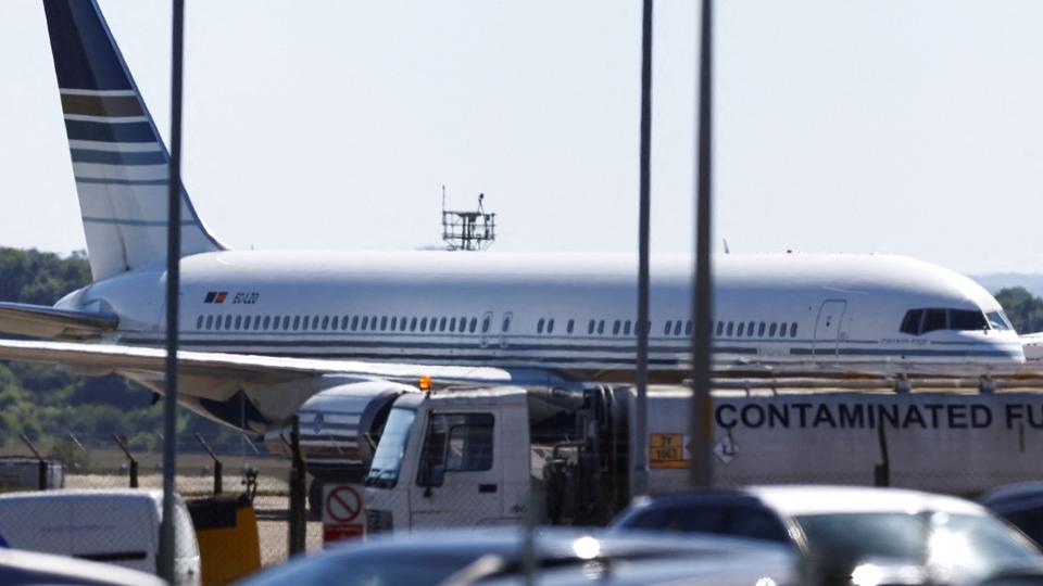 Et fly, der sent tirsdag ventes at lette i London for at flyve asylansøgere til Rwanda, vil formentligt kun have seks migranter om bord, rapporterer BBC. Tirsdagens flyvning er den første i et omstridt program for at overføre asylansøgere til Rwanda i stedet for at huse dem i Storbritannien. <i>Hannah McKay/Reuters</i>
