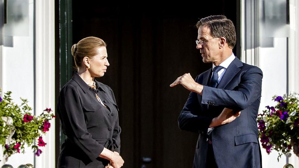 Statsminister Mette Frederiksen (S) og Hollands premierminister, Mark Rutte, var tirsdag aften værter for en arbejdsmiddag, hvor i alt syv Nato-lande stiller sig bag ønsket om at øge Natos fælles budget. Det skal blandt andet hjælpe Nato med at sikre kommandostruktur til hurtig mobilisering over for Rusland. <i>Sem Van Der Wal/Ritzau Scanpix</i>
