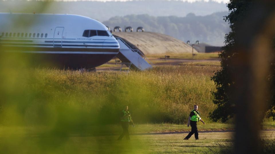 Flyet, som skulle transportere asylansøgere fra Storbritannien til Rwanda tirsdag, letter ikke tirsdag alligevel. <i>Hannah Mckay/Reuters</i>
