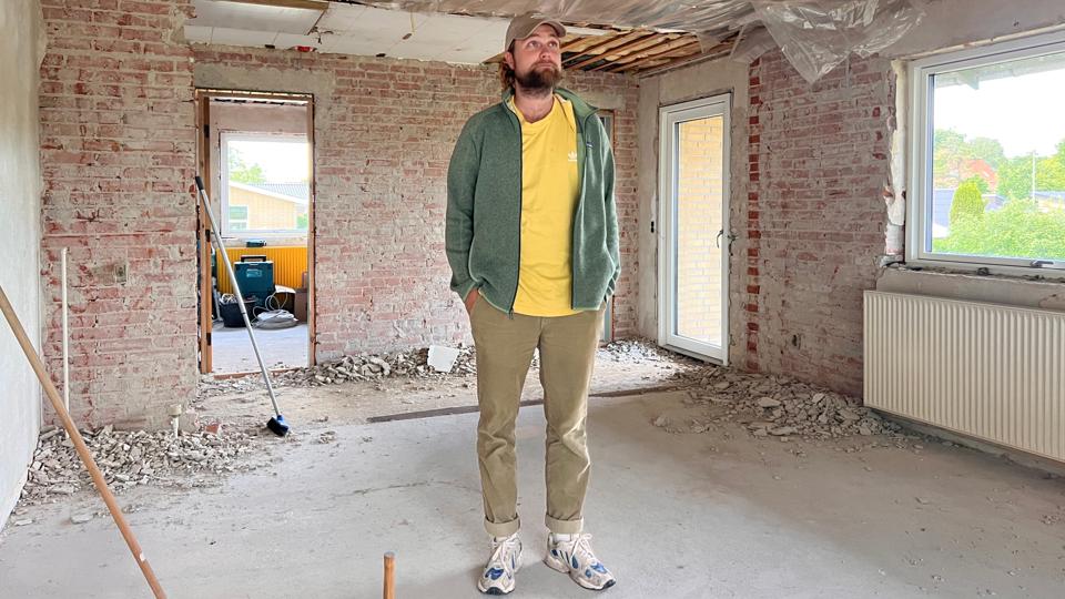 Selvom udfordringerne er mange, går Emil Kondrup til det vilde renoveringsprojekt med en god portion humor - og det vil TV2 Nord nu følge tæt <i>Foto: Emil Kondrup</i>