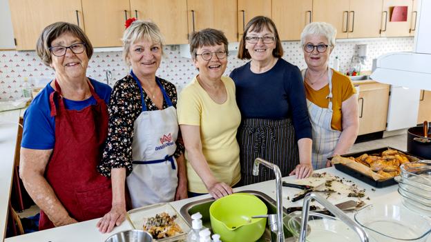 Frivillige fra Hundelev, hvoraf flere har børnebørn på skolen, står for at lave onsdagsmad på Hundelev Friskole. <i>Foto: Lars Pauli</i>