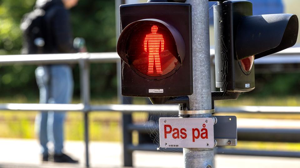 Trods både rød mand og en højttaler, der meddeler, at der kommer tog, og at man ikke skal gå over sporet, er der alligevel mange, som gør det alligevel - så mange, at det er en dansk rekord i farlige situationer. <i>Foto: Lars Pauli</i>