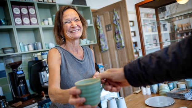 Slut med kaffe og keramik: Nu vil Dorthe have mere tid til drejebænken - og til selv at gå på café