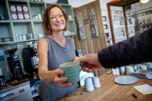 Slut med kaffe og keramik: Nu vil Dorthe have mere tid til drejebænken - og til selv at gå på café