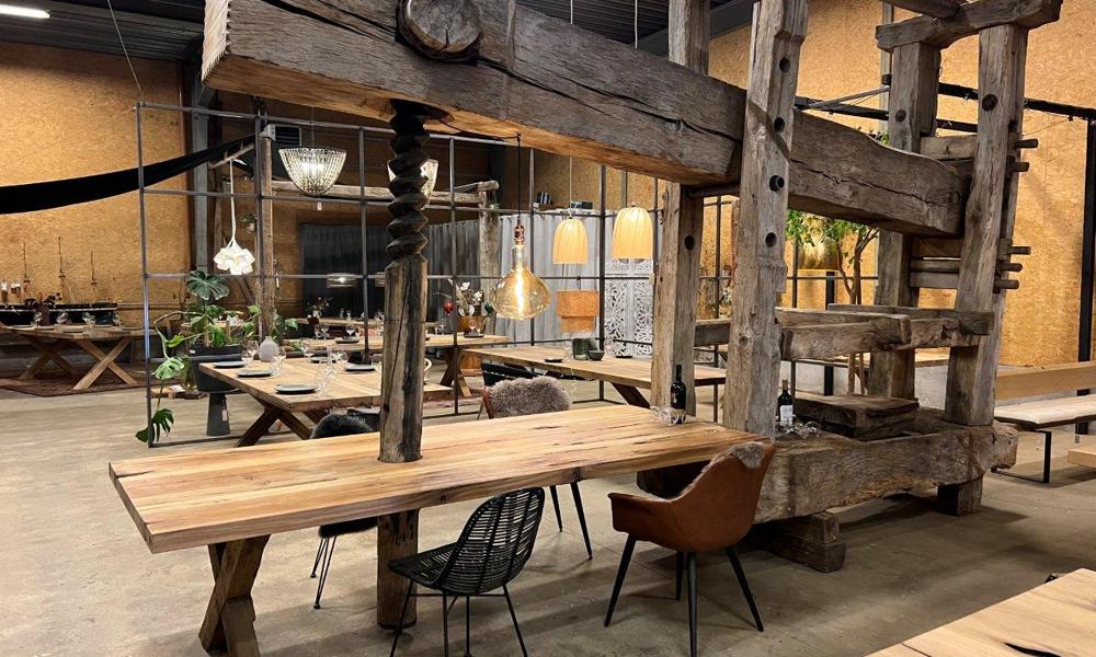 Woodstyle gør sig i salg af møbler fremstillet i genbrugstræ. Woodstyle gør sig i salg af møbler fremstillet i genbrugstræ.