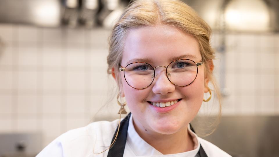 16-årige Klara Bonnerup Nielsen er en af de syv elever på Halvorsmindes nye linje GastroEvent. Eleverne har som en del af deres fagprøve haft til opgave at kreere en velgørenhedsmiddag - som skulle serveres for 75 gæster på Bryghuset Vendia i Hjørring. <i>Foto: Kim Dahl Hansen</i>