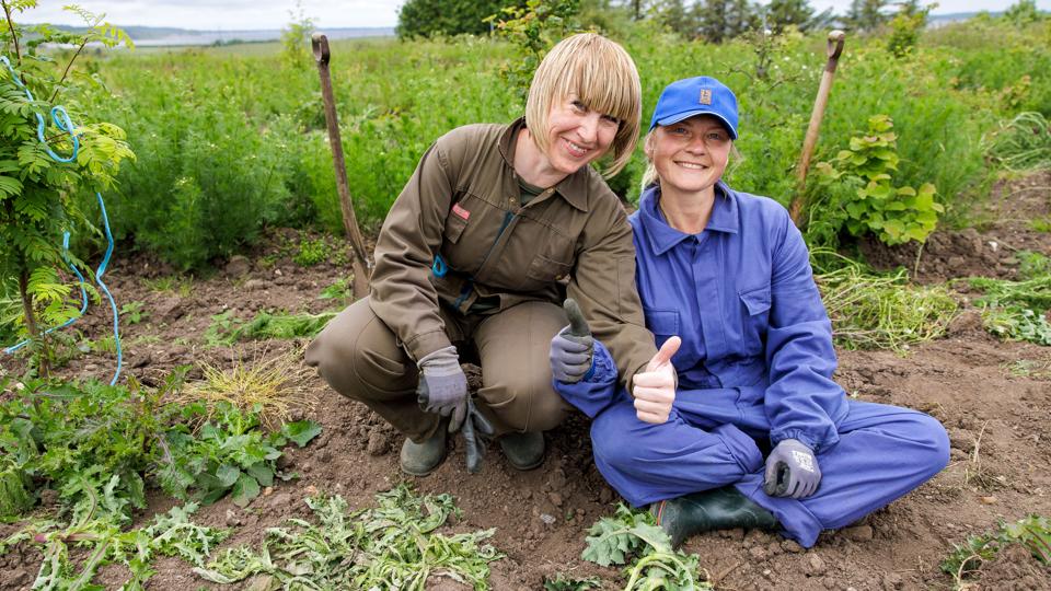 - Det er godt, men også hårdt at arbejde her i skoven, siger Tetiana Makieieva (til venstre). Maryna Kovtun er helt enig.