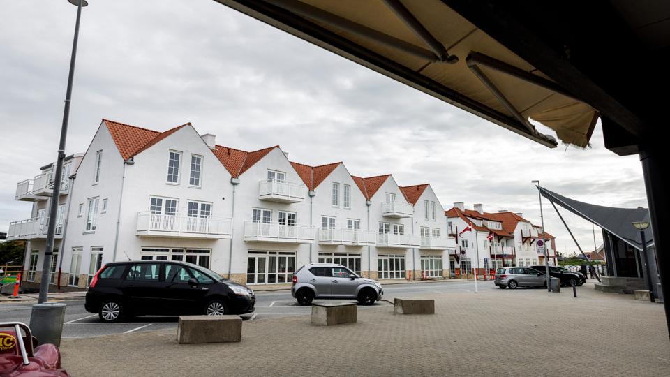 Den nye bygning på adressen Torvet 2 er bygget i samme stil som strandhotellet, der ligger lige ved siden af. <i>Foto: Henrik Bo</i>