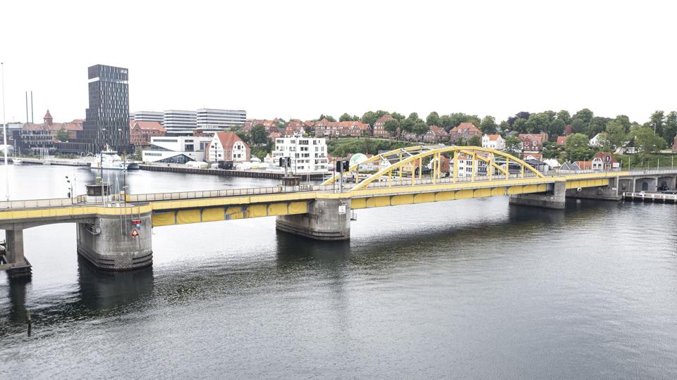 Kong Christian X's Bro i Sønderborg er blevet farvet gul, inden Tour de France kommer til byen. <i>Claus Fisker/Ritzau Scanpix</i>