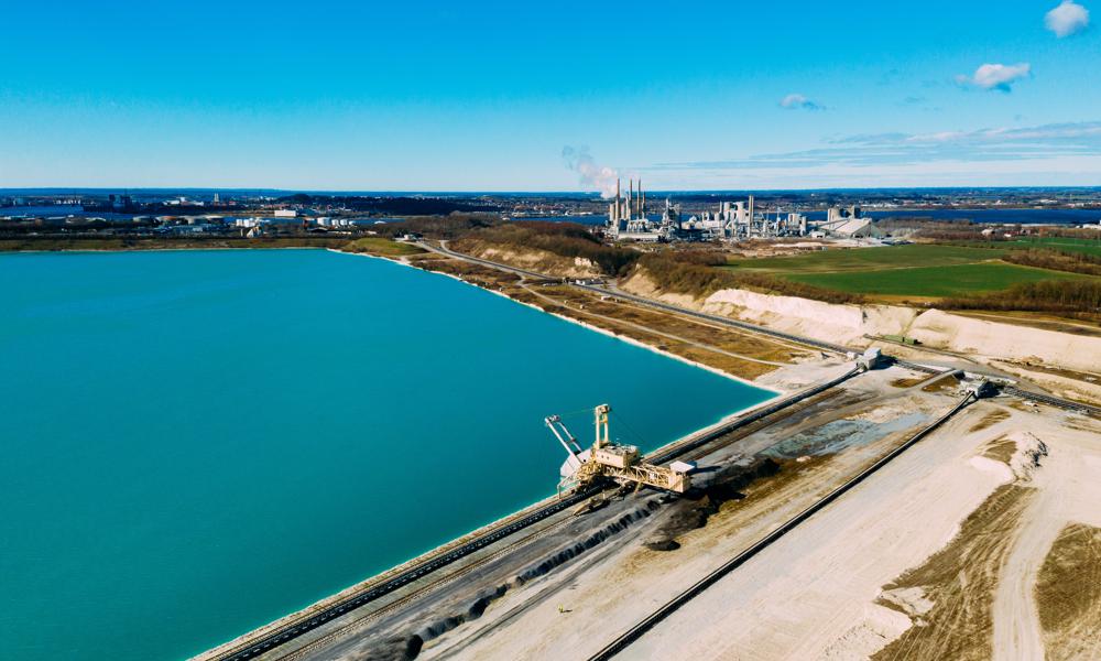 Aalborg Portlands cementfabrik og kridtgrav i det østlige Aalborg. Aalborg Portlands cementfabrik og kridtgrav i det østlige Aalborg.