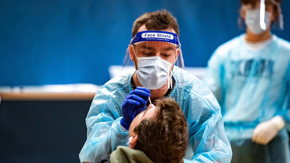 Den store testindsats i forbindelse med corona var medvirkende til at hæve sundhedsudgifterne med adskillige milliarder sidste år. (Arkivfoto). <i>Emil Helms/Ritzau Scanpix</i>