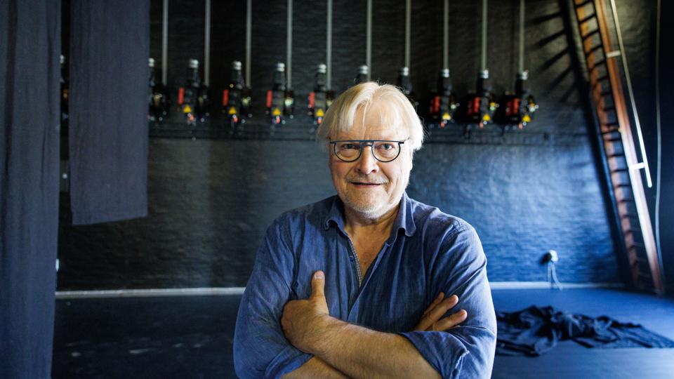 Chris Poulsen på scenen i Thisted Musikteater, hvor det gamle manuelle snoretræk er blevet erstattet af motordrevne.