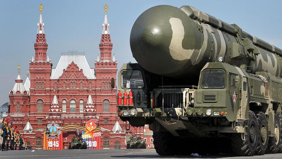 Interkontinentalt ballistisk missil fremvises på Den Røde Plads i Moskva, USA og Rusland har verdens største atomarsenaler og der hersker i dag usikkerhed om deres nedrustningsaftale START, der regulerer langdistanceraketter. <i>Alexander Nemenov/Ritzau Scanpix</i>