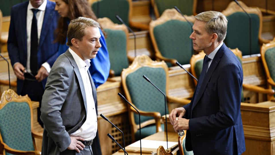 Tidligere formand for Dansk Folkeparti Kristian Thulesen Dahl (th.) vil endnu ikke sige ja til et tilbud fra sin formand, Morten Messerschmidt (tv.), om at blive skatteordfører og socialordfører. (Arkivfoto). <i>Philip Davali/Ritzau Scanpix</i>