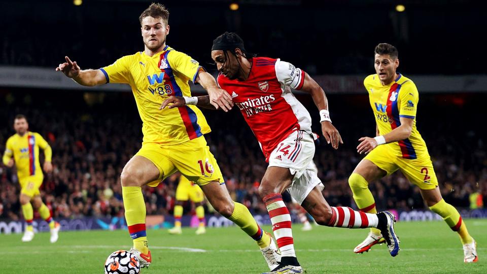 Joachim Andersen (tv.) og Crystal Palace åbner Premier League-sæsonen hjemme mod Arsenal. Her er de to hold i aktion mod hinanden i den forgangne sæson. (Arkivfoto) <i>Hannah McKay/Reuters</i>