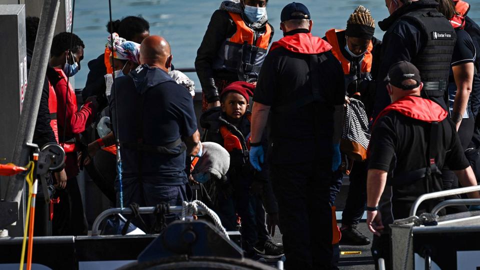 Illegale migranter i Dover opsamlet af den britiske kystvagt i Den Engelske Kanal. Den britiske regerings planer om at sende asylansøgere til Rwanda har til formål at få stoppet de mange migranter, som tager den farlige tur over Den Engelske Kanal i håb om at komme til at bo i Storbritannien. <i>Ben Stansall/Ritzau Scanpix</i>