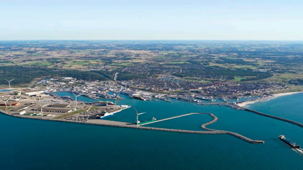 En ny havneudvidelse på Hirtshals Havn til i omegnen af én milliard kroner skal forbedre besejlingsforholdene, skaffe mere kajplads og arealer til grøn industri. <i>Foto: Hirtshals Havn</i>