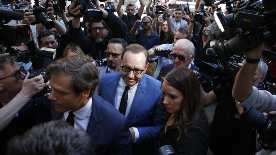 Den amerikanske skuespiller Kevin Spacey deltog torsdag i et første retsmøde i en sag mod ham i byretten i London. Spacey står over for i alt fem anklagepunkter. De fire gælder seksuelle overgreb mod tre mænd. <i>David Cliff/Ritzau Scanpix</i>