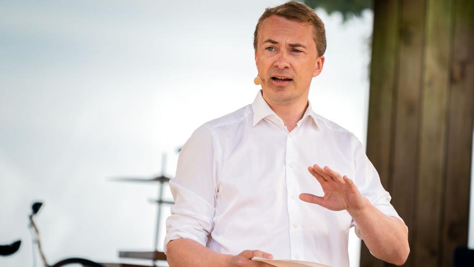Formand for Dansk Folkeparti, Morten Messerschmidt, holder partiledertale på Hovedscenen på Folkemødet i Allinge. <i>Ida Marie Odgaard/Ritzau Scanpix</i>