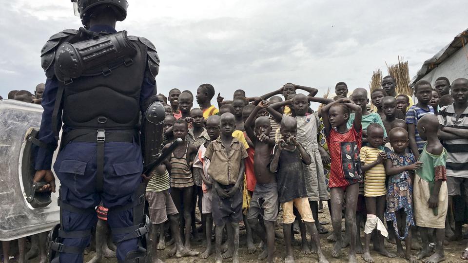 Interne flygtninge i Sydsudan i en lejr under FN's beskyttelse. FN's Flygtningeorganisation, UNHCR, som i år for første gang har registreret flere end 100 millioner flygtninge på globalt plan, advarer om, at fødevarekrisen affødt af krigen i Ukraine vil tvinge flere fattige på flugt. (Arkivfoto) <i>Sam Mednick/Ritzau Scanpix</i>