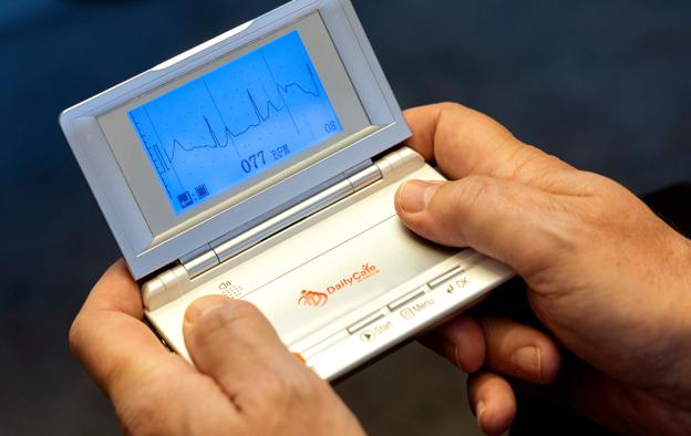 Ved at holde tommelfingrene på den lille EKG-måler kan man se hjertets rytme. <i>Foto: Lars Pauli</i>