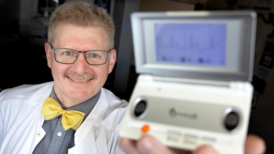 Overlæge Stig Andersen fra Aalborg Universitetshospital opdagede noget helt specielt, da han med dette lille apparat undersøgte beboere i det østlige Grønland. <i>Foto: Lars Pauli</i>