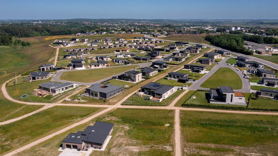 Rebild Kommune har travlt med at behandle sager om overtrædelse af lokalplanerne for Høje Støvring. <i>Foto: Lars Pauli</i>