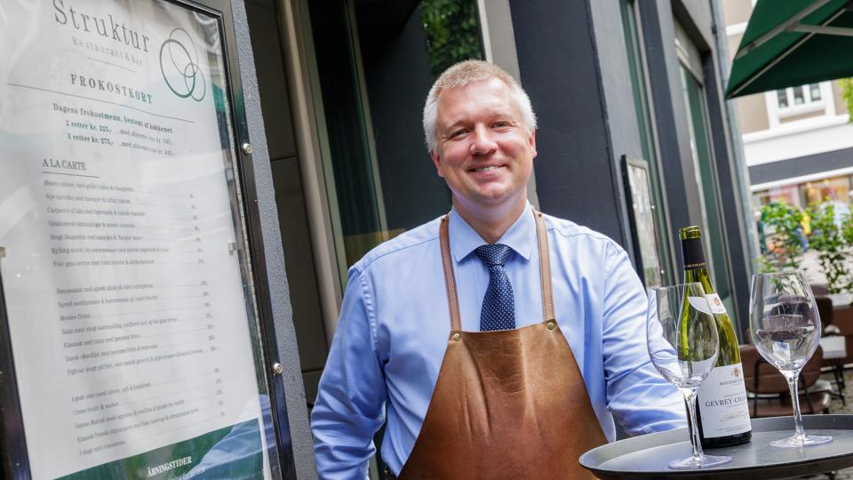 Altid korrekt og god til at læse sine gæster. Sådan er service, når man er under Dennis Gliese Laks vinger. <i>Foto: Henrik Bo</i>