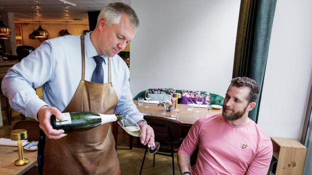 Dennis Gliese Lak har fuldstændig styr på Restaurant Strukturs mange forskellige tilbud som frokost, selskaber, gourmet og brasserie. <i>Foto: Henrik Bo</i>